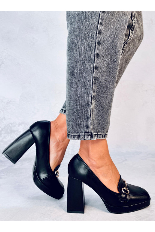 Um sapato estiloso com salto grosso...