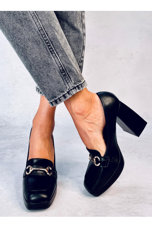 Um sapato estiloso com salto grosso...