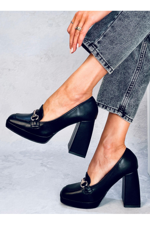 Um sapato estiloso com salto grosso...