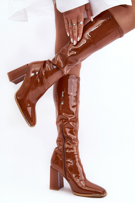 Sapatos de couro lacado com salto... Sapatos de couro lacado com salto...