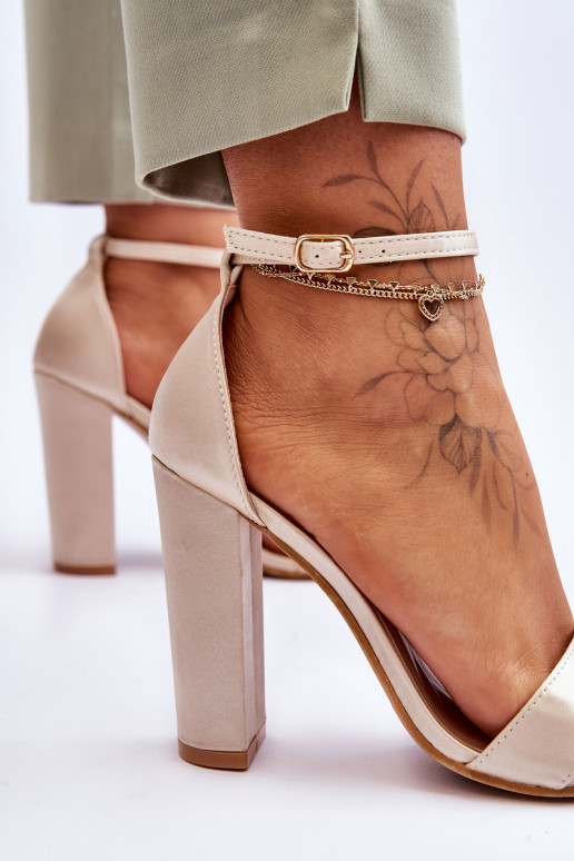 Sandálias confeccionadas em material...