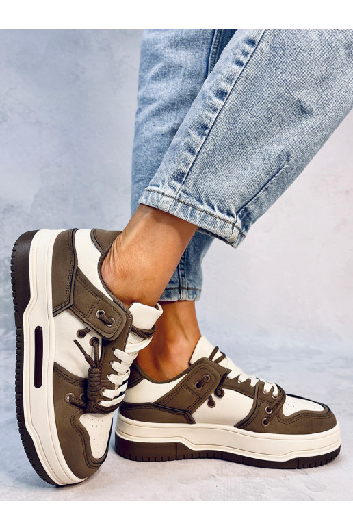 Modelo de tênis com sola elevada...