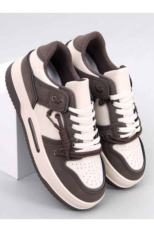 Modelo de tênis com sola elevada...