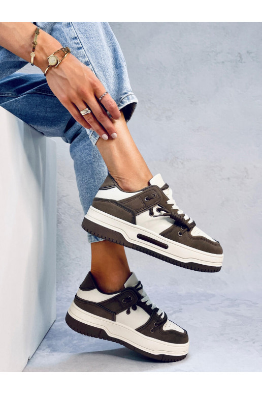 Modelo de tênis com sola elevada...