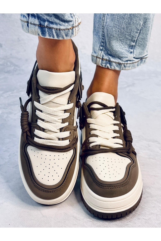 Modelo de tênis com sola elevada...