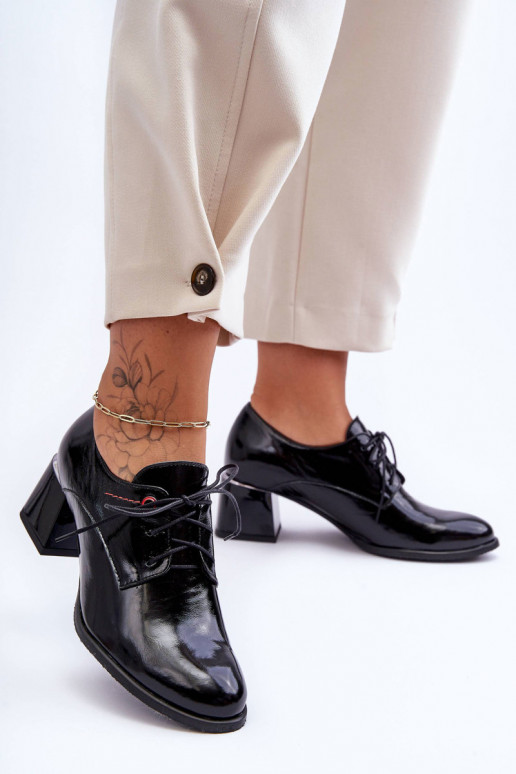 Botins lacados com salto na cor preta... Botins lacados com salto na cor preta...