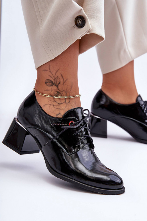 Botins lacados com salto na cor preta... Botins lacados com salto na cor preta...