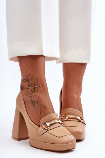 Sapatos elegantes com salto...