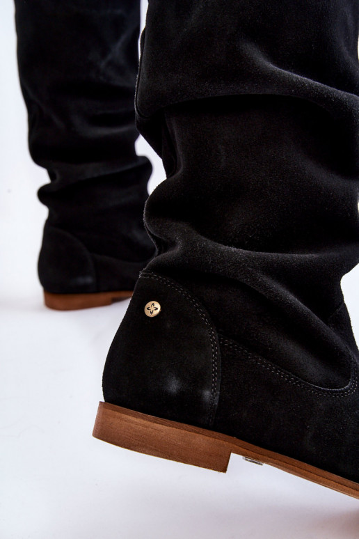 Botas de cano alto em camurça preta