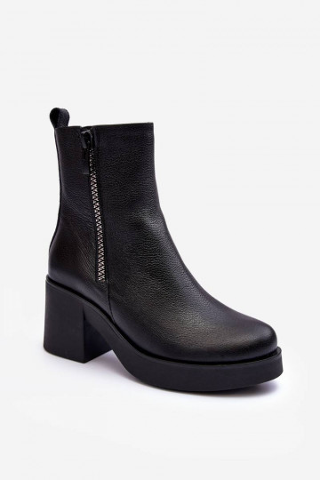 Botas com salto largo na cor preta