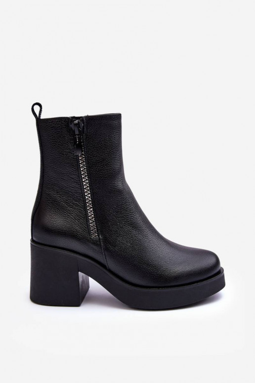 Botas com salto largo na cor preta