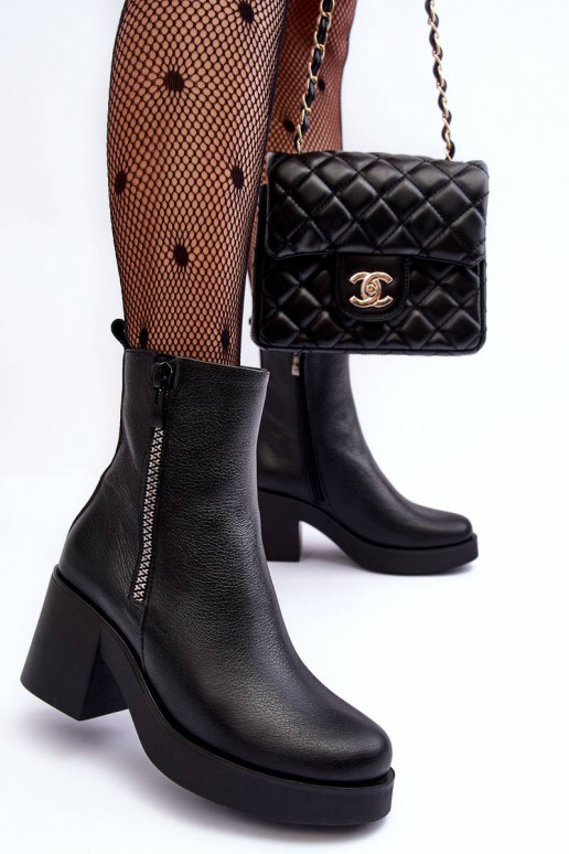 Botas com salto largo na cor preta