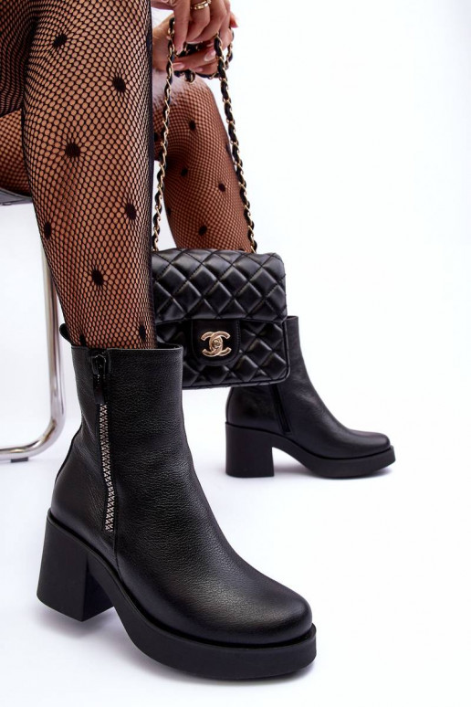 Botas com salto largo na cor preta
