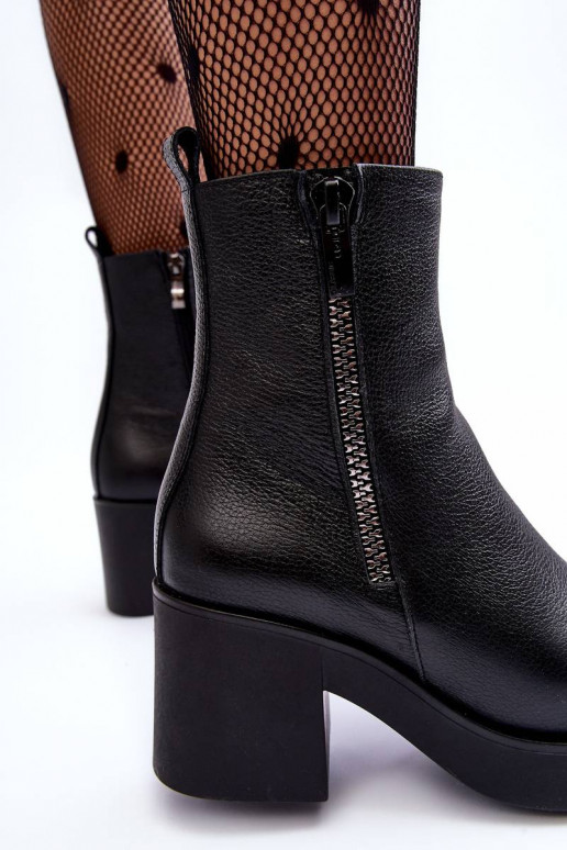 Botas com salto largo na cor preta