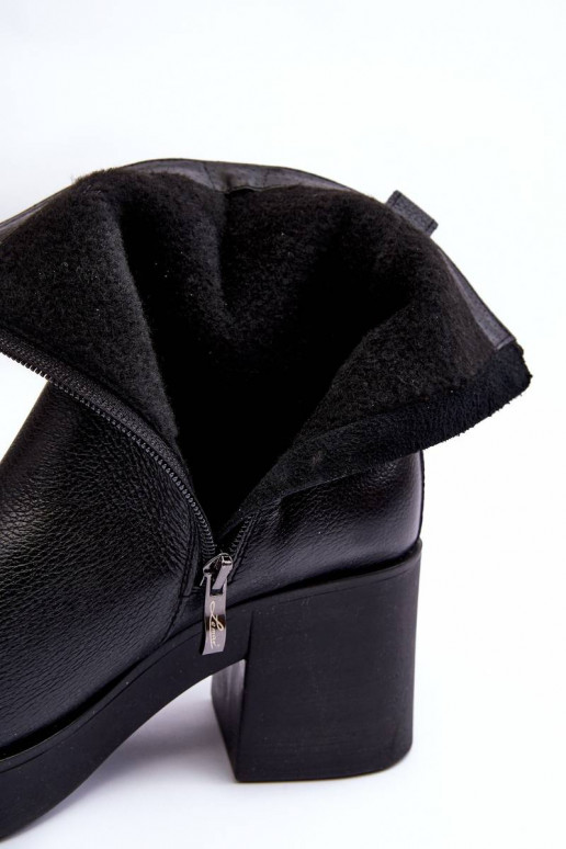 Botas com salto largo na cor preta