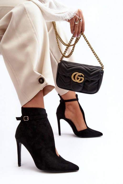 Sapatos de camurça com salto fino na... Sapatos de camurça com salto fino na...