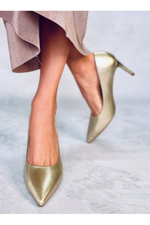 Sapatos de salto alto dourados...