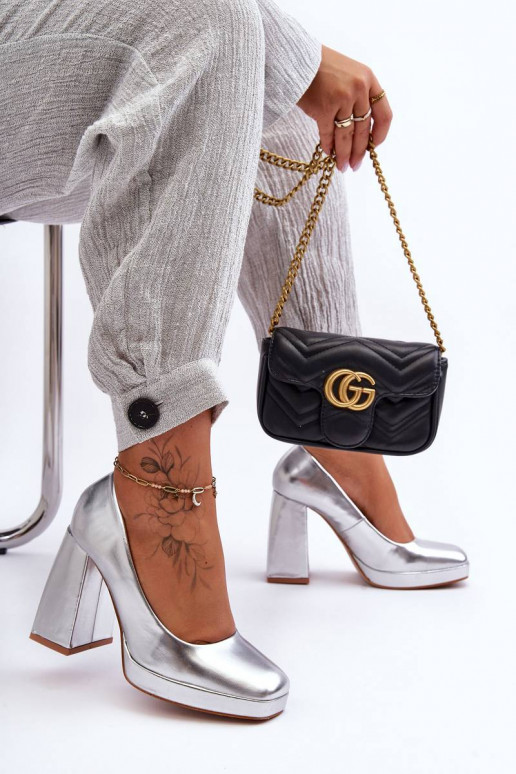 Sapatos com salto largo na cor prata... Sapatos com salto largo na cor prata...