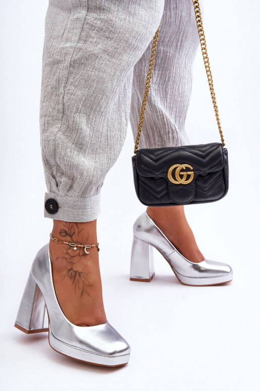 Sapatos com salto largo na cor prata... Sapatos com salto largo na cor prata...