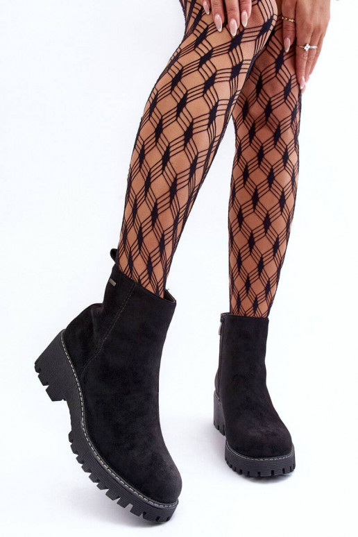 Botas de camurça com salto largo são...