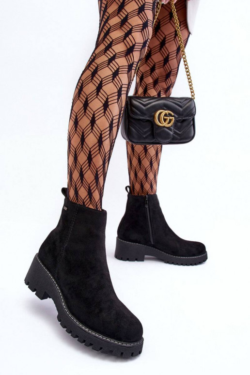 Botas de camurça com salto largo são...