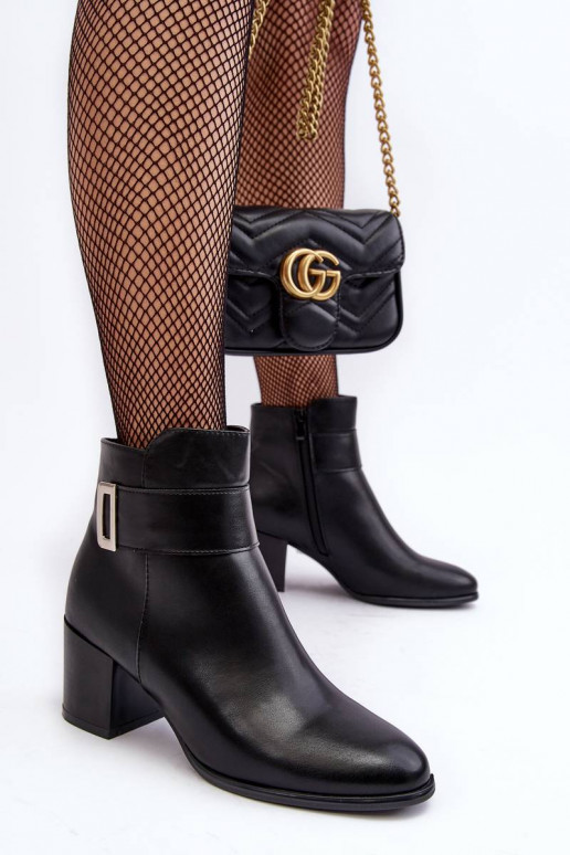 Botas com salto alto na cor preta...