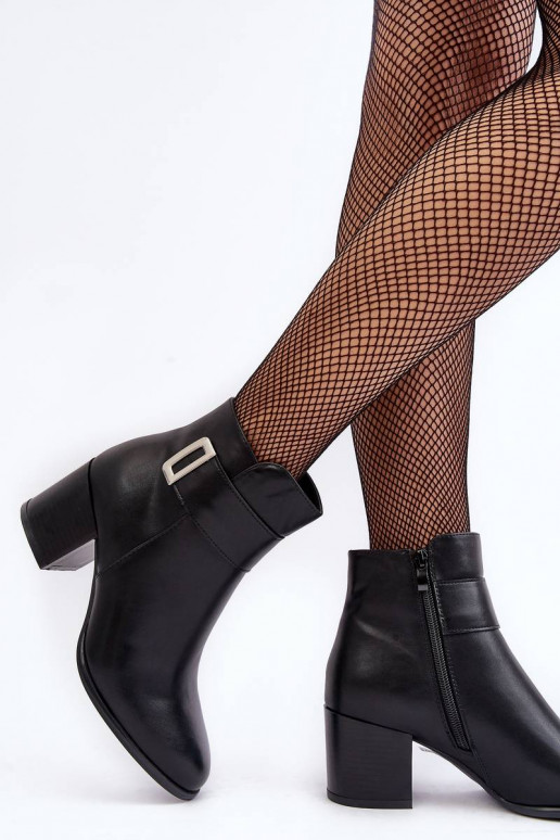 Botas com salto alto na cor preta...