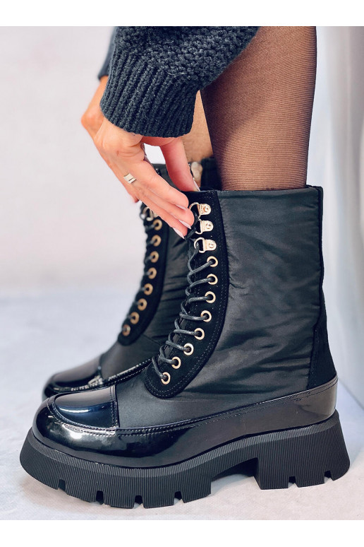 Botas com atacadores na cor preta...