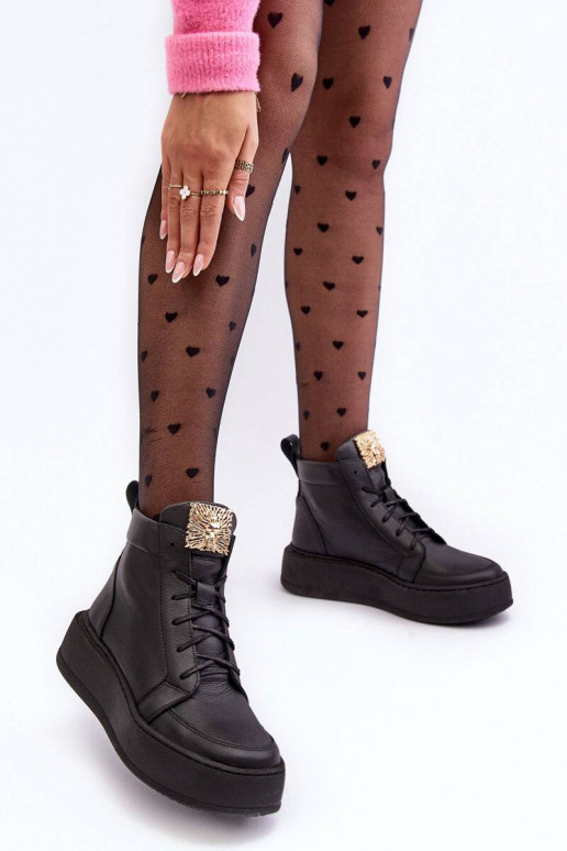 Botins com atacadores na cor preta...