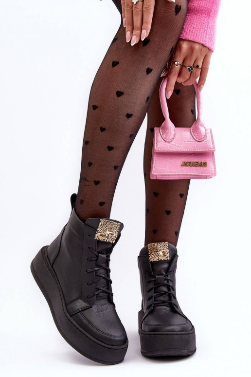 Botins com atacadores na cor preta...