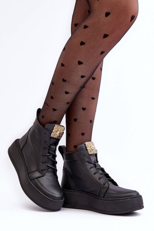 Botins com atacadores na cor preta...