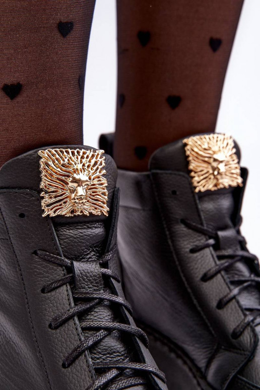 Botins com atacadores na cor preta...