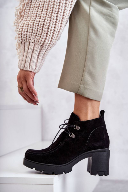 Botins de camurça com tiras em preto...