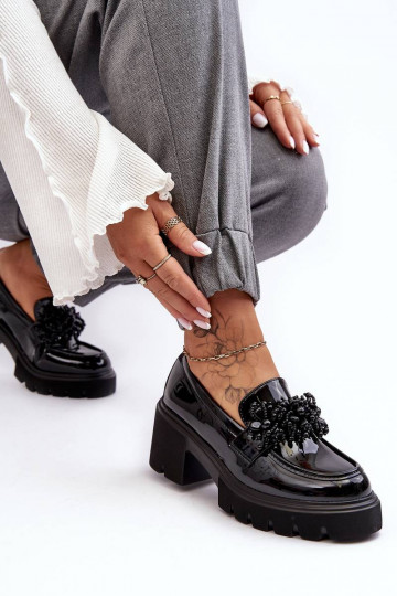 Sapatos femininos de couro envernizado com enfeites na cor preta Renesma