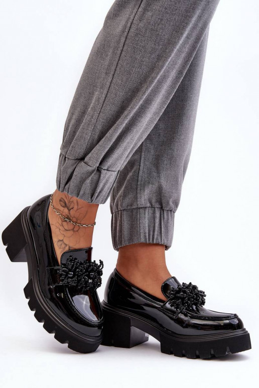 Sapatos femininos de couro envernizado com enfeites na cor preta Renesma