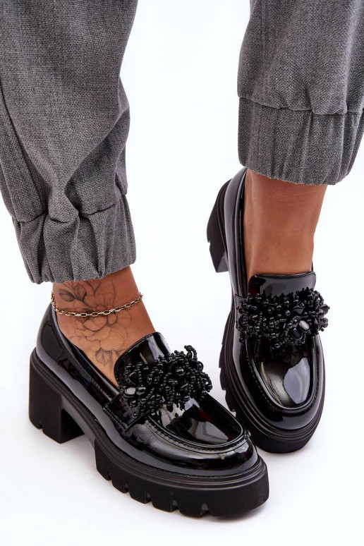 Sapatos femininos de couro envernizado com enfeites na cor preta Renesma