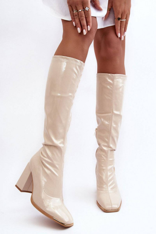 Sapatos lacados de salto alto na cor bege Mlokva
