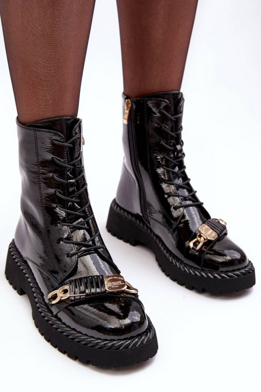 Botas lacadas com enfeites em preto... Botas lacadas com enfeites em preto...