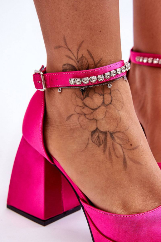 Sapatos elegantes e brilhantes de... Sapatos elegantes e brilhantes de...