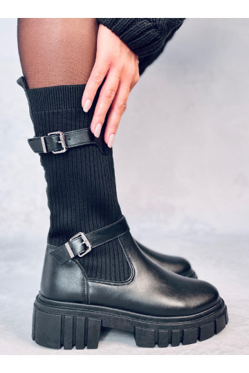 Botas longas na cor preta...