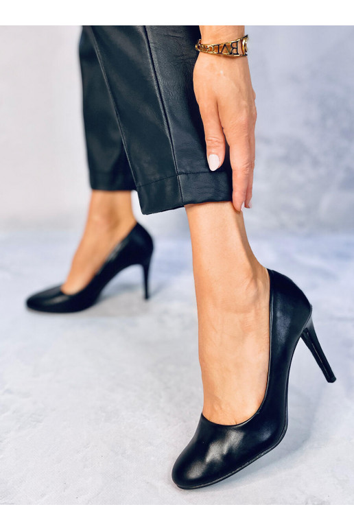 Sapatos clássicos na cor preta LINDY...