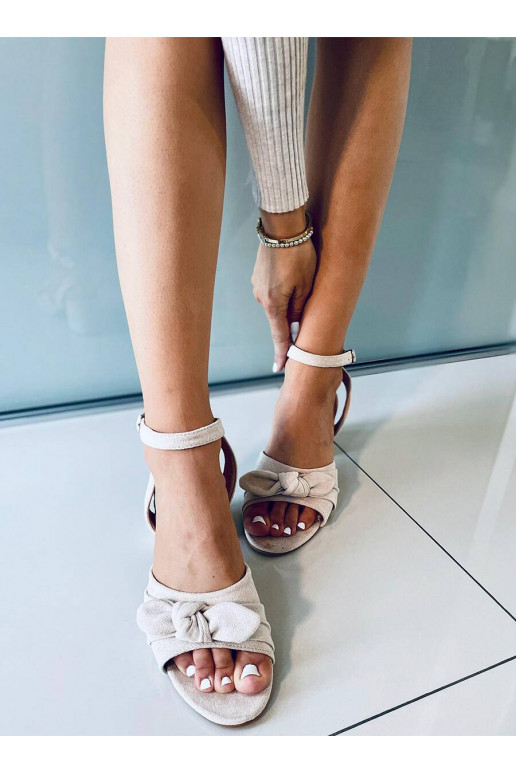 Sandálias elegantes de salto alto...