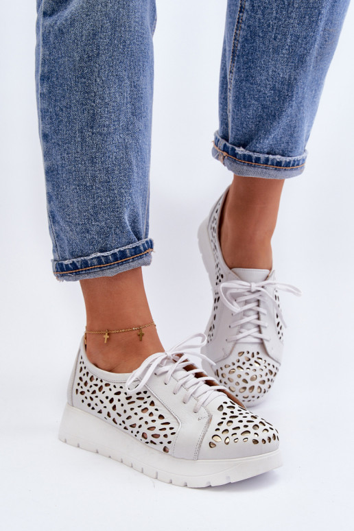 Sapatos com elementos vazados na cor... Sapatos com elementos vazados na cor...