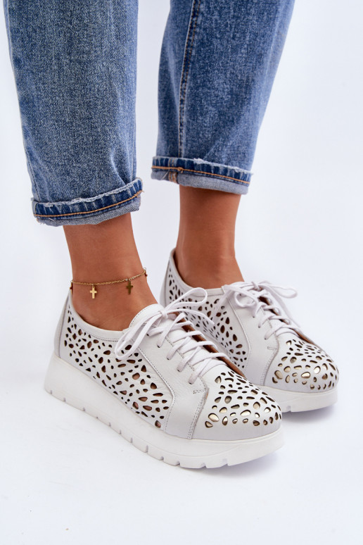 Sapatos com elementos vazados na cor... Sapatos com elementos vazados na cor...