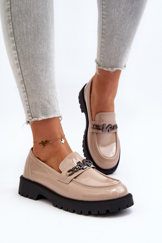 Mocassins com efeito laca com salto largo bege Ezoma