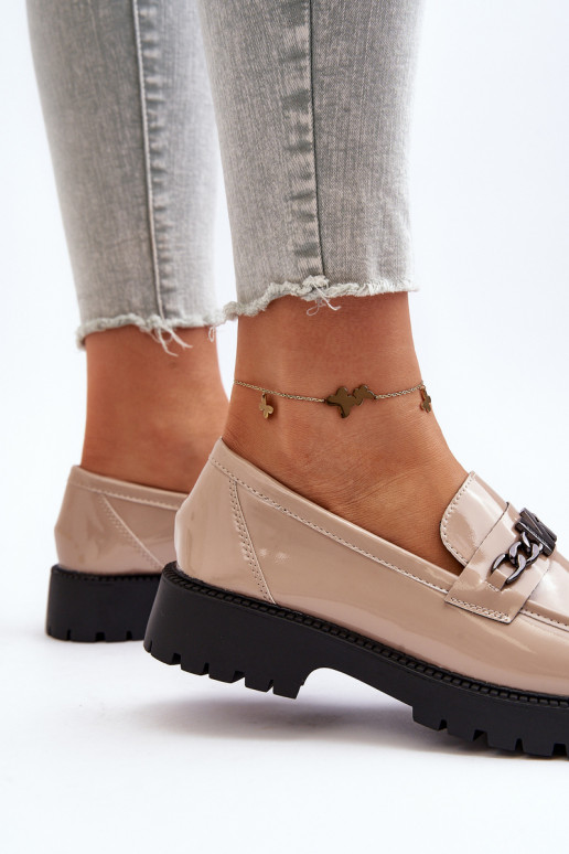 Mocassins com efeito laca com salto largo bege Ezoma