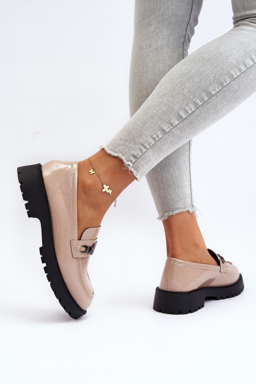 Mocassins com efeito laca com salto largo bege Ezoma