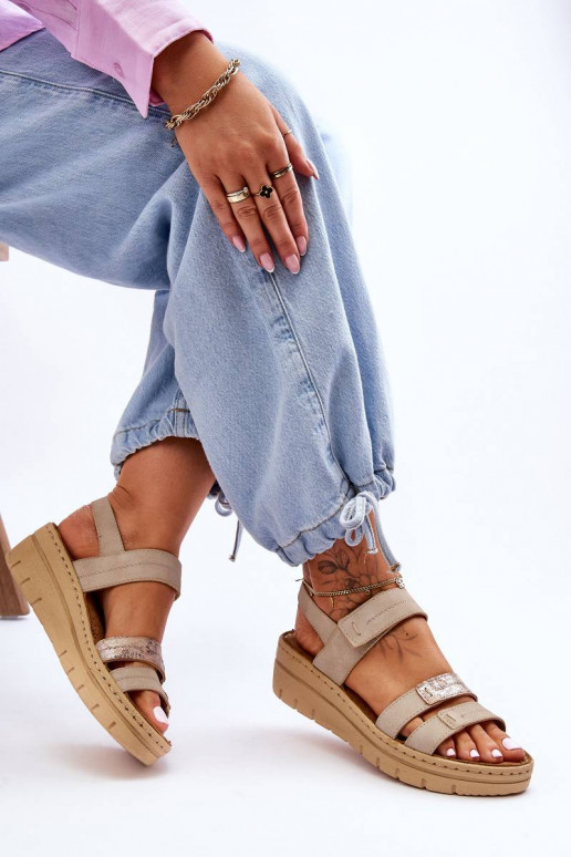 Sandálias com fecho adesivo bege... Sandálias com fecho adesivo bege...