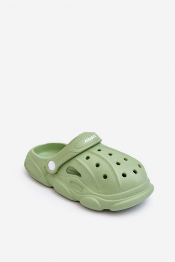 Chinelos infantis tipo Crocs na cor verde Nublado 2