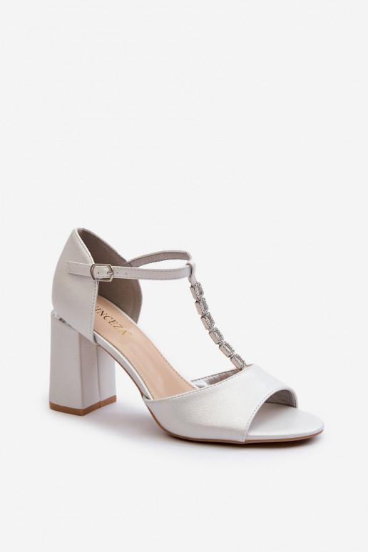 Elegantes saltos altos em camurça com... Elegantes saltos altos em camurça com...